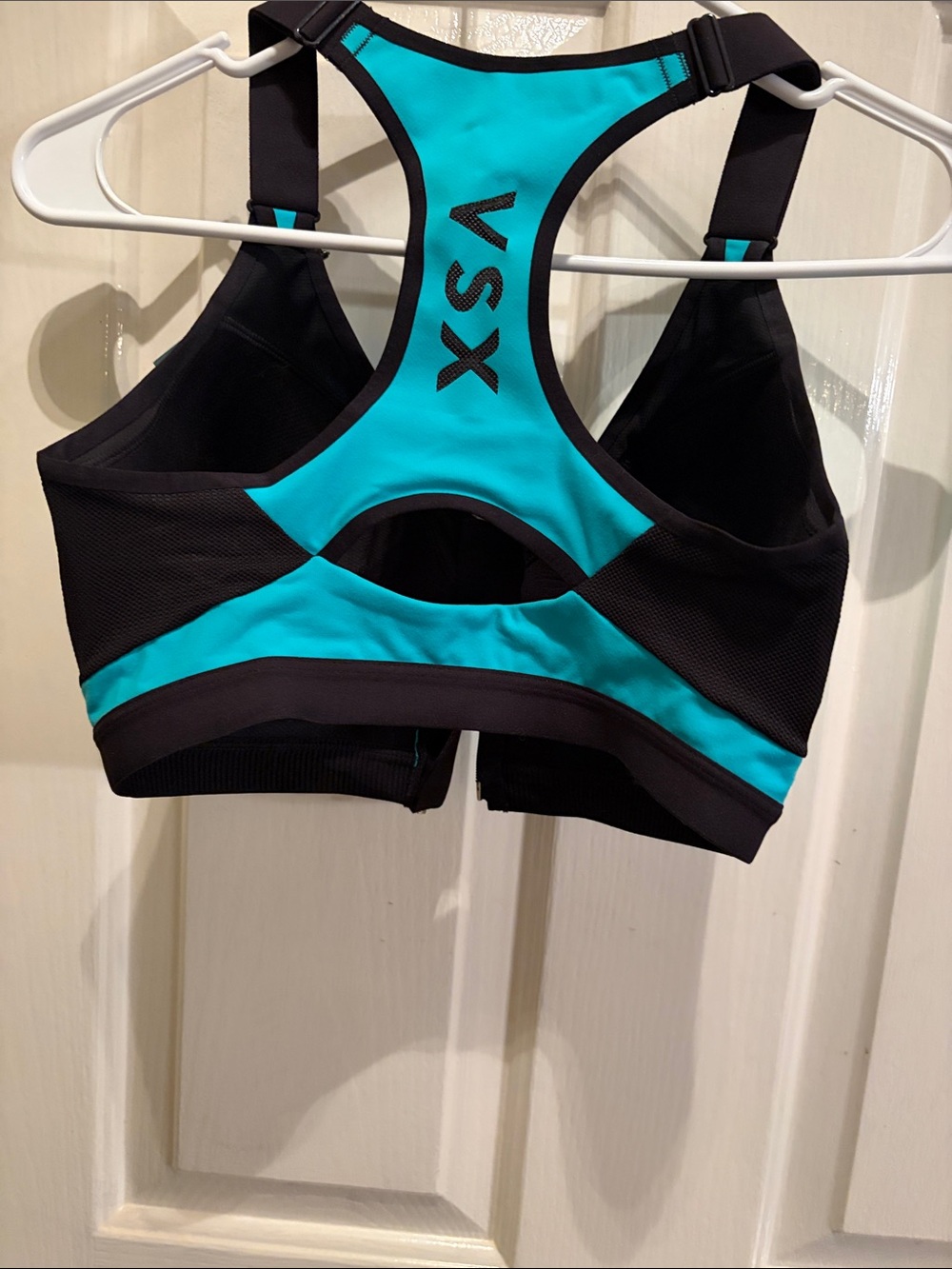 Victoria's Secret Incredible Front-Close Sports Bra - 32DDD - Picture 3 of 8